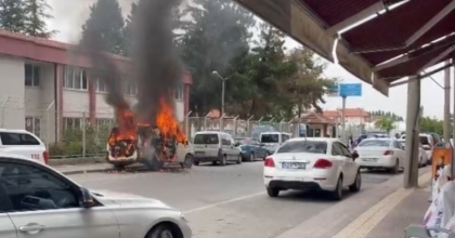 PARK HALİNDEKİ MİNİBÜSTE YANGIN ÇIKTI