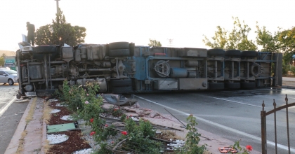 TIR YOL ORTASINA DEVRİLDİ, 4 ARAÇ BİRBİRİNE GİRDİ   