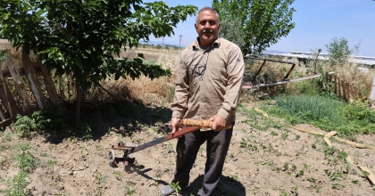  BAHÇESİNİ KENDİ YAPTIĞI TEKERLEKLİ EL SABANI İLE İŞLİYOR   