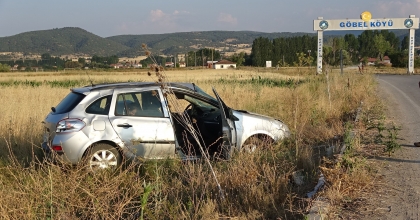 KONTROLDEN ÇIKAN OTOMOBİL TARLAYA UÇTU