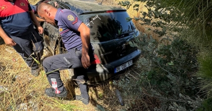 ŞARAMPOLE DEVRİLEN OTOMOBİLDEKİ 3 KİŞİ YARALANDI