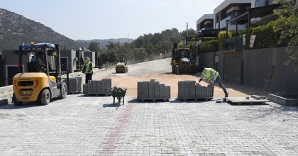 KUŞADASI'NDA YOL YAPIM ÇALIŞMALARI SÜRÜYOR
