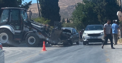 KEPÇE OTOMOBİLE ÇARPTI  