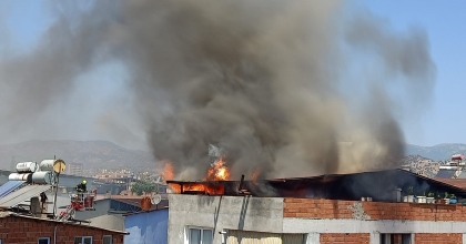 SANİYELER İÇİNDE KOSKOCA ÇATI ALEVLERE TESLİM OLDU  