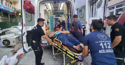 KUŞADASI'NDA BIÇAKLI KAVGA: 1 YARALI