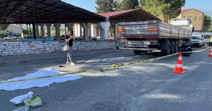 ÇEKİCİNİN ÇARPTIĞI YAYA HAYATINI KAYBETTİ