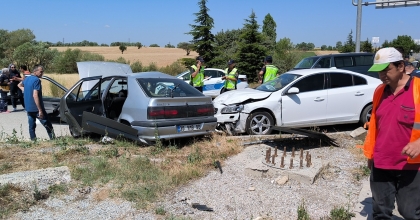KÜTAHYA’DA İKİ OTOMOBİL ÇARPIŞTI: 1 ÖLÜ 2 YARALI