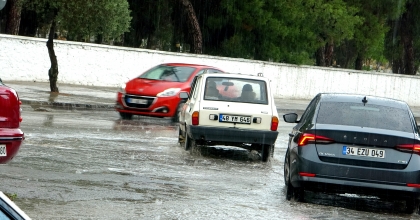 MUĞLA'DA SAĞANAK YAĞIŞ SÜRÜCÜLERE ZOR ANLAR YAŞATTI