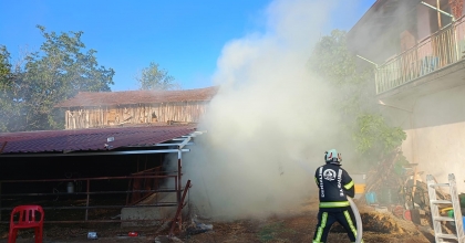 BEYAĞAÇ’TA SAMANLIK YANGINI BÜYÜMEDEN SÖNDÜRÜLDÜ   