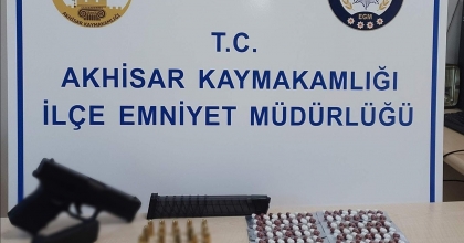 POLİSİN DURDURDUĞU ARAÇTA UYUŞTURUCU VE SİLAH BULUNDU