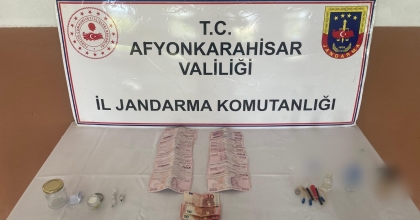 UYUŞTURUCU SATMAKTAN ARANIYORDU, UYUŞTURUCUYLA YAKALANDI  