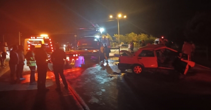 İKİ OTOMOBİL KAFA KAFAYA ÇARPIŞTI: 1 ÖLÜ 3 YARALI