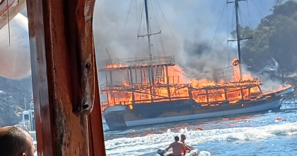 DENİZDE CAN PAZARI: GEZİ TEKNESİ BİR ANDA ALEV TOPUNA DÖNDÜ   