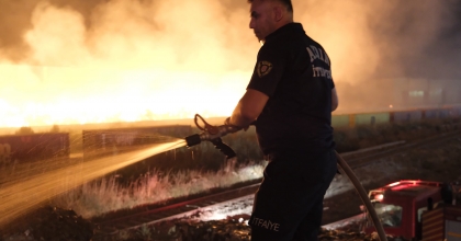 ATEŞ SAVAŞÇILARI HEM ALEVLERE HEM DE ZAMANA DİRENİYOR   