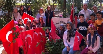 SARIGÖL'DE KUR’AN KURSU ÖĞRENCİLERİ ŞEHİT MEZARINDA DUA ETTİ 