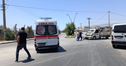 MANİSA'DA KAMYONET MOTOSİKLETLE ÇARPIŞTI: 1 YARALI   
