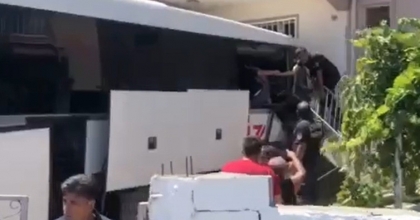 KONTROLDEN ÇIKAN OTOBÜS APARTMANIN ZEMİN KATINA GİRDİ   