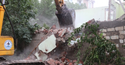 TOPRAKLIK’TAKİ METRUK YAPI YIKILDI