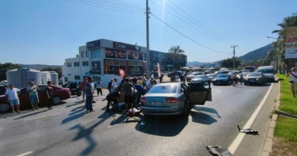 OTOMOBİL MİNİBÜSE ÇARPTI, ORTALIK SAVAŞ ALANINA DÖNDÜ