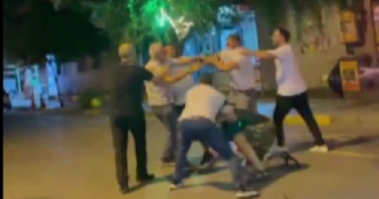 İZMİR'DE YUMRUK YUMRUĞA KAVGA KAMERADA   