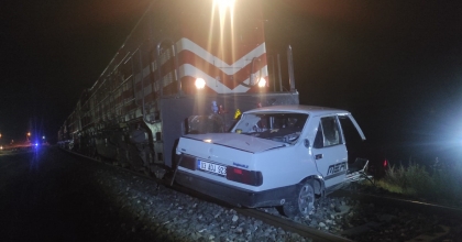 TREN ÇARPTI, ŞANS ESERİ HAFİF YARALANDI   