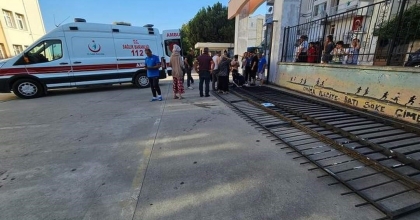 OKUL KAPISI KÜÇÜK ÇOCUĞUN ÜZERİNE DÜŞTÜ   