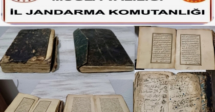 BİN YILLIK KUR'AN-I KERİMLERİ SATARKEN YAKALANDILAR  