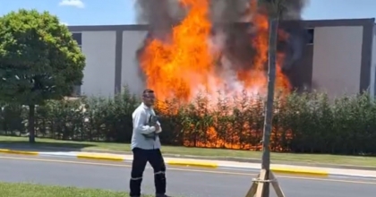 PLASTİK FABRİKASI YANGININDA ALEVLER METRELERCE YÜKSELDİ