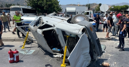 SÖKE'DEKİ KAZADA OTOMOBİL YAN YATTI, POLİS TIRIN PEŞİNDE  
