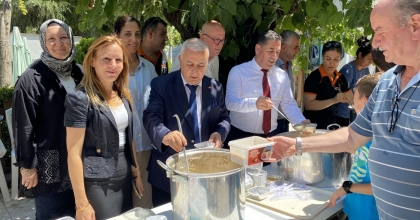 YUNUSEMRE BELEDİYESİ 5 NOKTADA AŞURE DAĞITTI