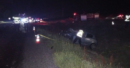 YOLCU OTOBÜSÜYLE OTOMOBİL ÇARPIŞTI: 1 ÖLÜ, 4 YARALI