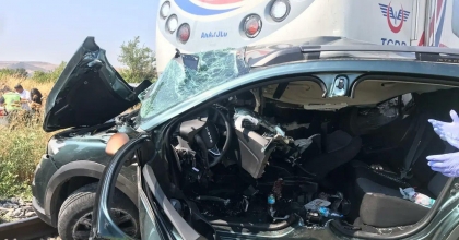 YOLCU TRENİ HEMZEMİN GEÇİTTE OTOMOBİLE ÇARPTI: 3 ÖLÜ  
