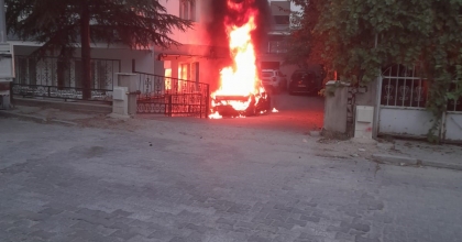 BİR ANDA ALEV TOPUNA DÖNDÜ