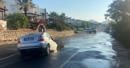 HAT PATLADI, OTOMOBİL ÇUKURA DÜŞTÜ