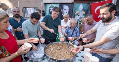 BAŞKAN TUGAY, ÖRNEKKÖY'DE AŞURE DAĞITTI   