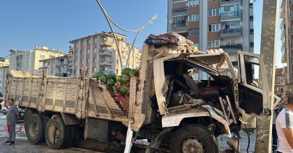KARPUZ YÜKLÜ KAMYONUN SÜRÜCÜSÜ HAYATINI KAYBETTİ