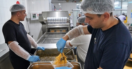 BÜYÜKŞEHİR’DEN YAŞLI VE ENGELLİLERE SICAK YEMEK