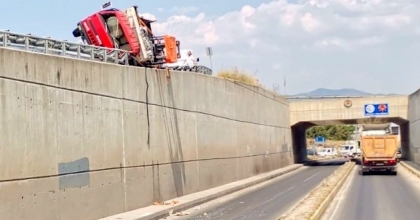 KAMYONET DEMİR KORKULUKLARA ASILI KALDI: 1 YARALI