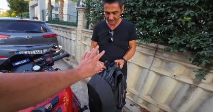 PARA DOLU ÇANTAYI ŞÜPHELİDEN KURTARIP SAHİBİNE TESLİM ETTİ