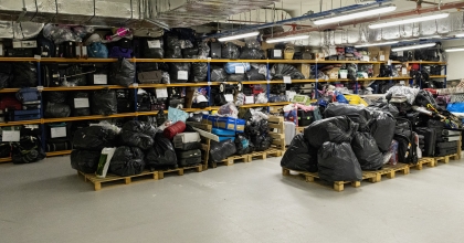 İZMİR ADNAN MENDERES HAVALİMANI'NDA EŞYASINI UNUTAN UNUTANA