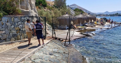 SAHİLDEKİ KAPI KALDIRILDI   