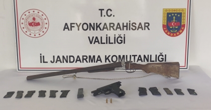 KÖYDEKİ EVİNE SİLAH İMALATHANESİ KURDU   