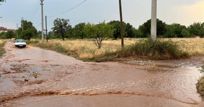 UŞAK’TA YAĞMUR VE DOLU ETKİLİ OLDU