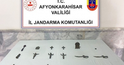 TAŞ TOPLARKEN BULDUĞU TARİHİ ESERLERİ JANDARMAYA TESLİM ETTİ