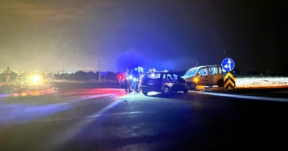 OTOMOBİLLER KAFA KAFAYA ÇARPIŞTI: 3 YARALI  