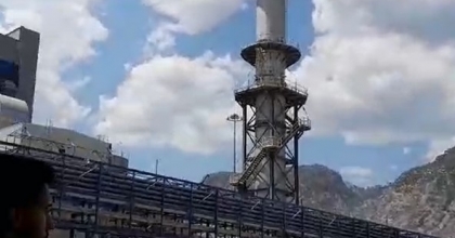 KAĞIT FABRİKASI'NDA MAAŞ KRİZİ: İŞÇİLER KULEYE ÇIKTI  