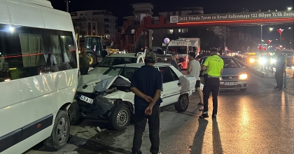 MANİSA'DA ZİNCİRLEME TRAFİK KAZASI: 9 YARALI