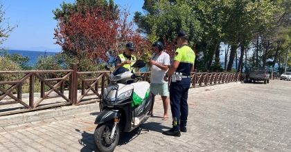 TRAFİK JANDARMASI SÜRÜCÜLERİ BİLGİLENDİRDİ