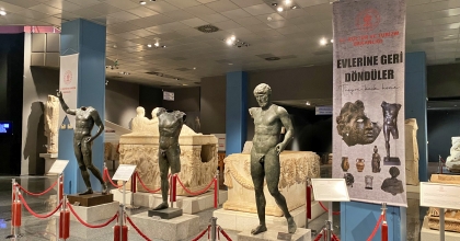 İADESİ SAĞLANAN TARİHİ ESERLER ZİYARETÇİ ÇEKTİ