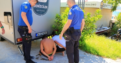 GENÇLERE TERS KELEPÇEYLE GÖZALTI